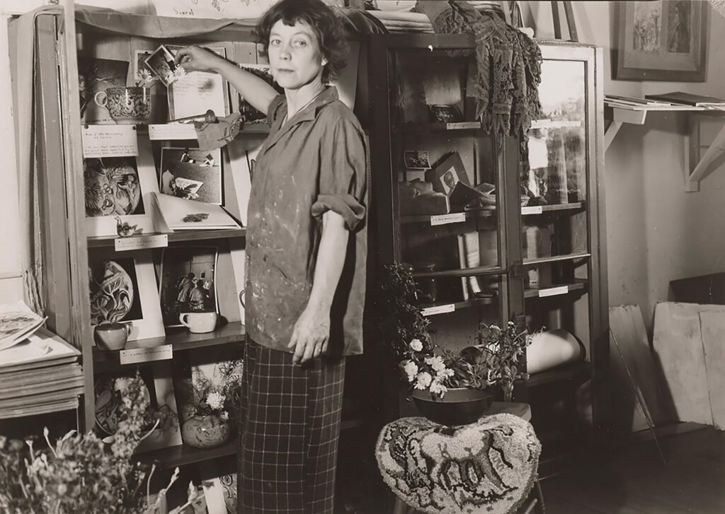 L'artiste Pegi Nicol Macleod posant pour une photo