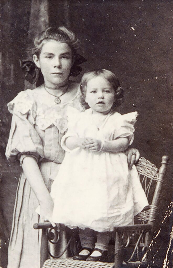 Deux jeunes filles posant pour une photo.