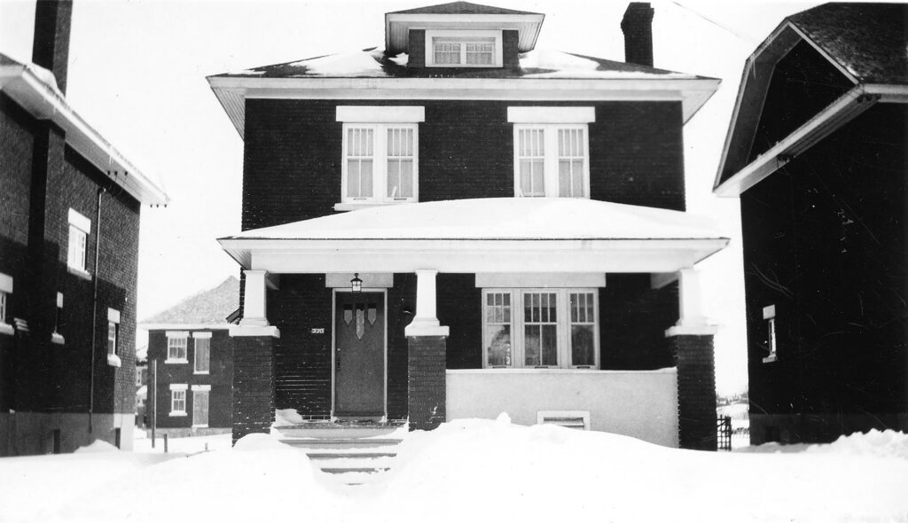 Image en noir et blanc d'une maison.