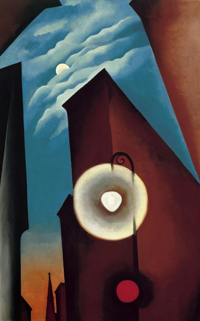 Peinture représentant un lampadaire et un grand immeuble rouge, avec la lune qui pointe derrière les nuages.