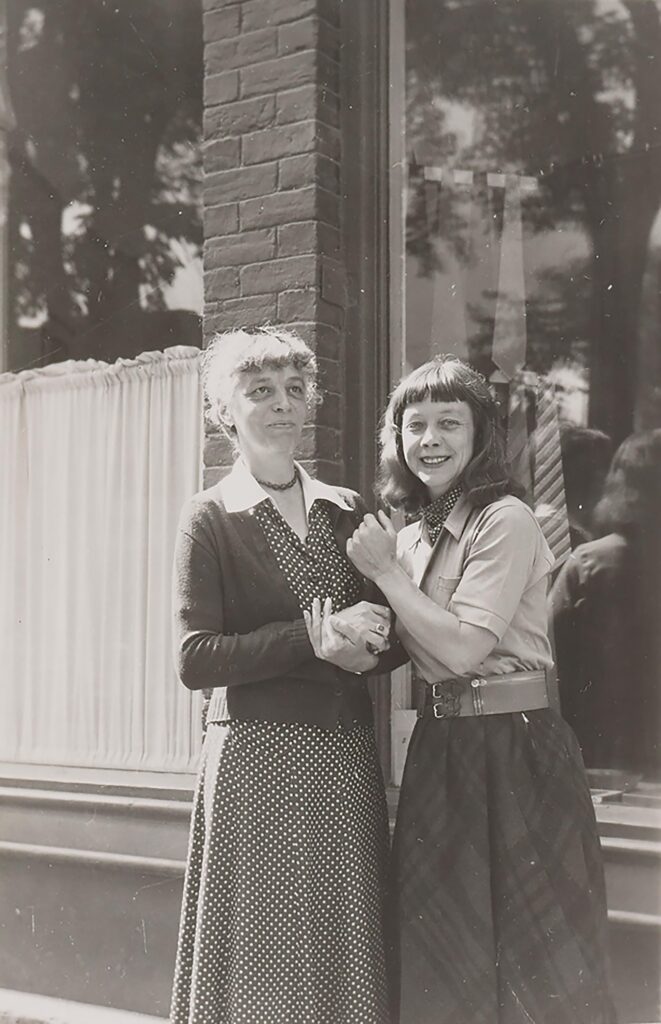 Photographie en noir et blanc représentant deux femmes