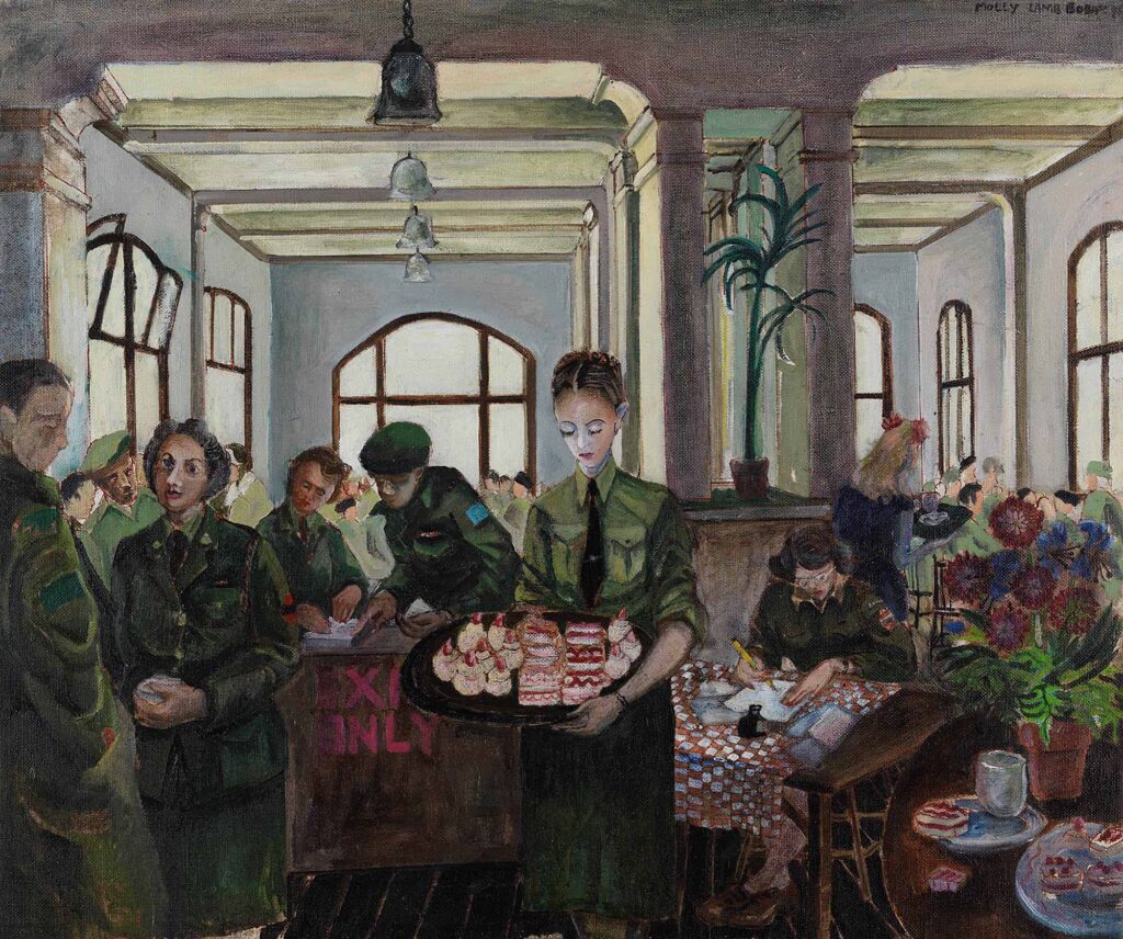 Tableau représentant une pièce où des femmes soldats s'adonnent à diverses activités. L'une d'elles tient un plateau garni de divers desserts, une autre écrit quelque chose à une table et les autres discutent.