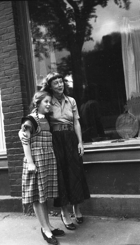 Photographie en noir et blanc d'une femme et de sa fille