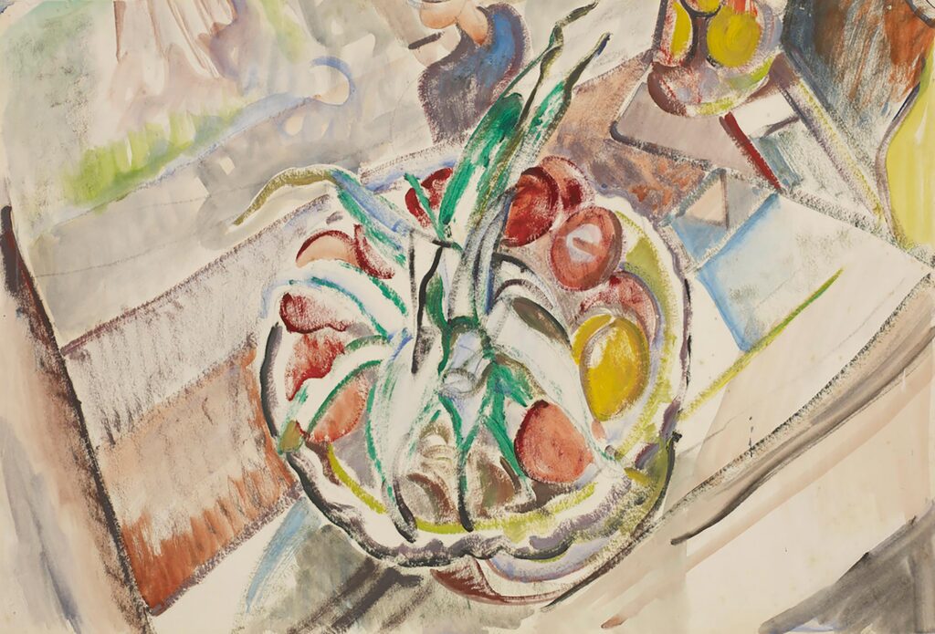Vue d'ensemble d'un panier posé sur le rebord d'une fenêtre, rempli de fruits et légumes rouges, jaunes et verts
