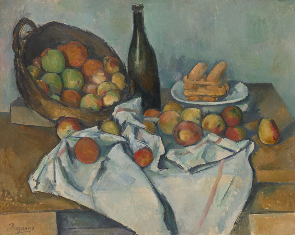 Une nature morte à l'huile représentant un panier incliné débordant de pommes vertes et rouges sur une nappe blanche, à côté d'une bouteille foncée et d'une petite assiette de pâtisseries posées sur une table en bois.