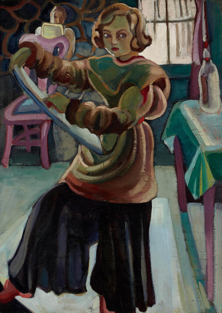 Tableau représentant une femme debout, le regard tourné vers l'avant, en train de peindre sur une toile, avec une fenêtre, une table et une chaise en arrière-plan