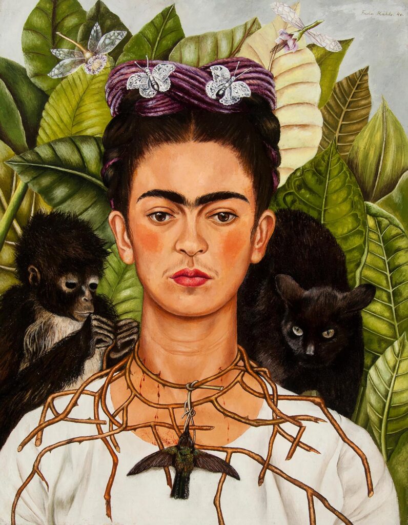 Tableau représentant l'artiste Frida Kahlo, vêtue d'une chemise blanche, portant un collier d'épines et un colibri, le regard tourné vers l'avant, avec un chat noir sur une épaule et un singe noir sur l'autre, ainsi que deux libellules au-dessus de sa tête