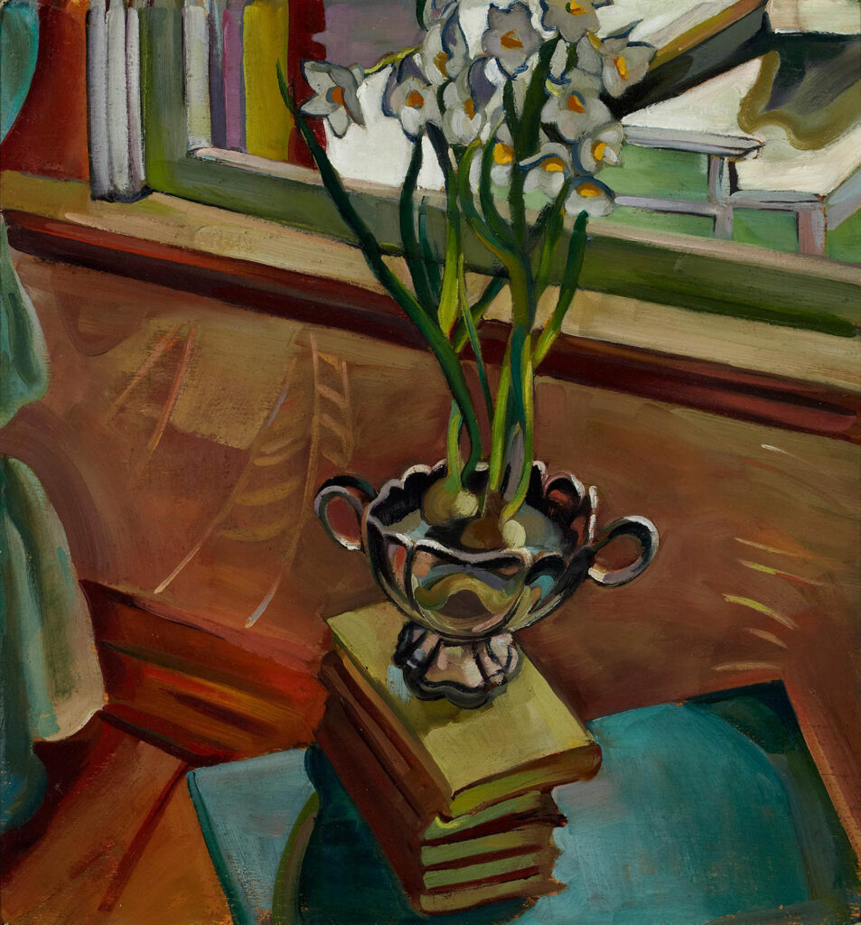 Tableau représentant un vase rempli de fleurs à longues tiges posé sur une pile de livres près d'une fenêtre